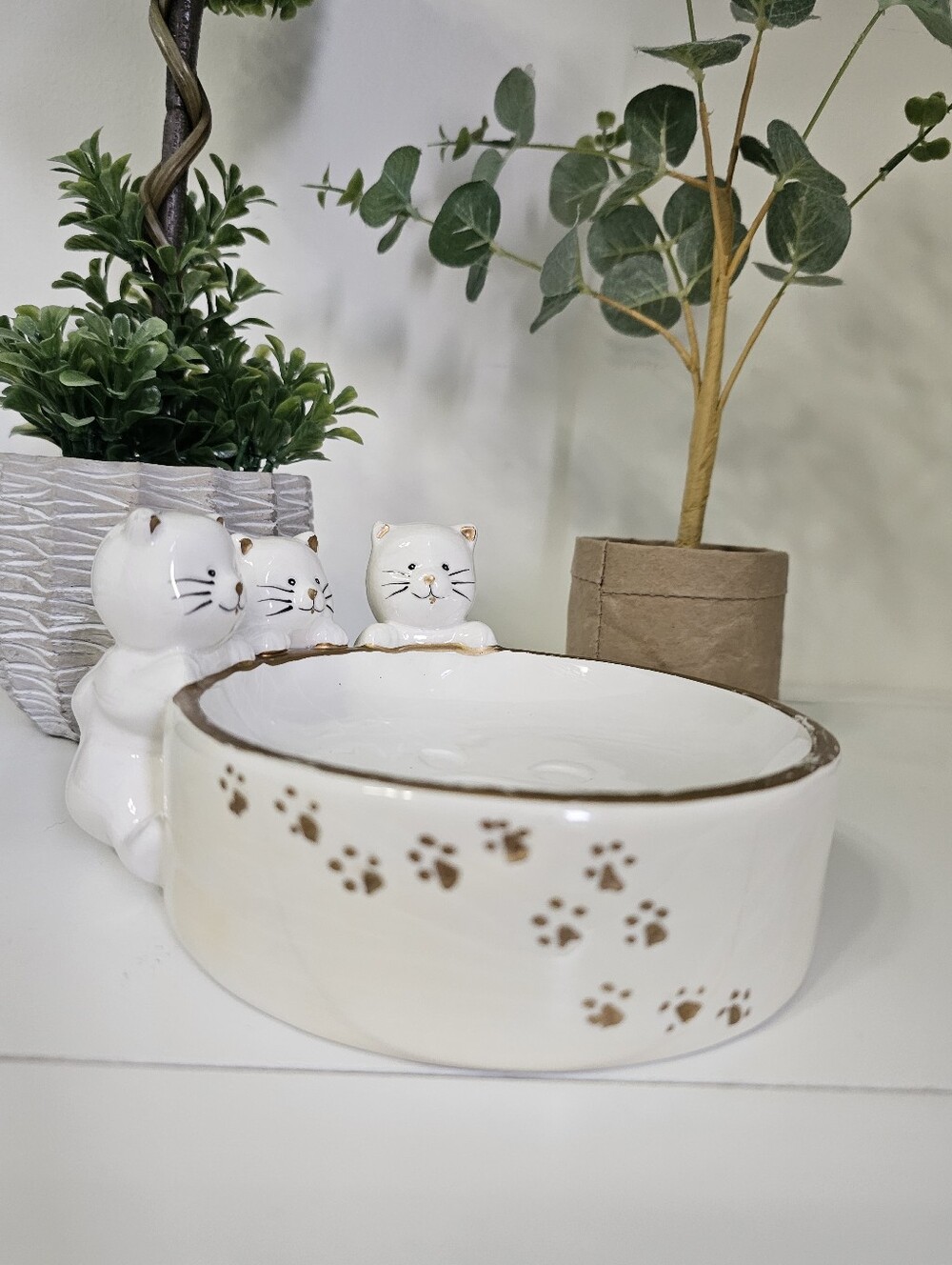 G.A.C. VINTAGE 1998 White & Gold Ceramic Cat Dish Paws With Kittens Looking On.